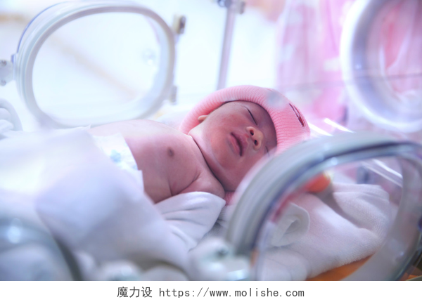 新生儿躺在床上睡觉新生婴儿在医院交付后室